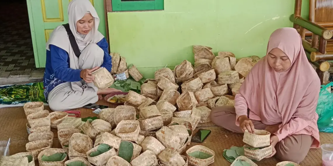 Semangat Hari Raya Idul Adha 1446 H, panitia kurban Masjid Al-Muhajirin Kecamatan Cerbon, Barito Kuala, Kalimantan Selatan menggelar pembagian daging kurban menggunakan besek anyaman bambu pengganti plastik. Foto: LINES