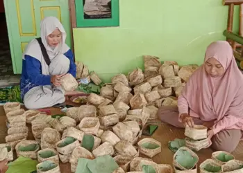 Kurban Ramah Lingkungan, LDII Kec.Cerbon Bagikan Daging Gunakan Besek Anyaman Bambu