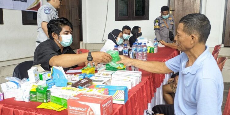 DPD LDII Manokwari bekerja sama dengan Polresta Manokwari menghelat bakti kesehatan berupa pengobatan gratis. Foto: LINES.