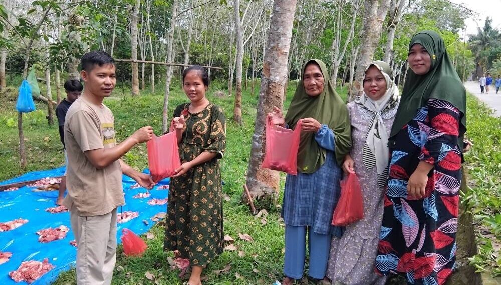 PC LDII Abab membagikan puluhan paket daging kurban. Foto: LINES.