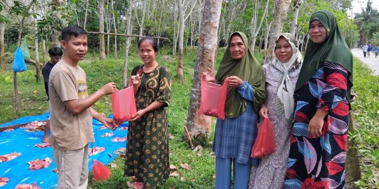 PC LDII Abab membagikan puluhan paket daging kurban. Foto: LINES.