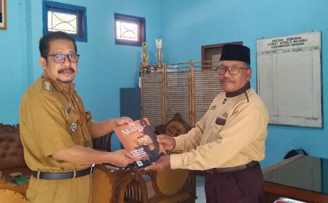 LDII Pandak terus menjalin komunikasi aktif dengan Panewu Pandak, Nanang Dwi Atmoko, untuk menyerahkan Majalah Nuansa. Foto: LINES.
