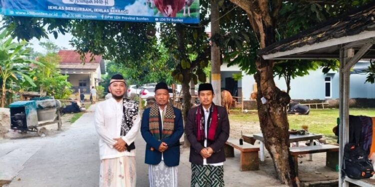 DPD LDII Kabupaten Serang membagikan sebanyak 3.000 paket daging. Foto: LINES.