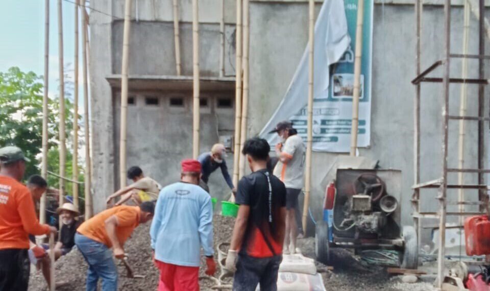 Warga LDII Kecamatan Somba Opu, Kabupaten Gowa melakukan kerja bakti membangun Masjid Nur Hasan. Foto: LINES.