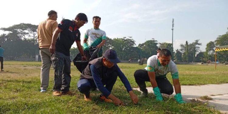 Puluhan warga LDII Kota Yogyakarta bersama anggota TNI dan komunitas lainnya bergotong royong membersihkan area publik dalam program Jogja Cling. Foto: LINES.