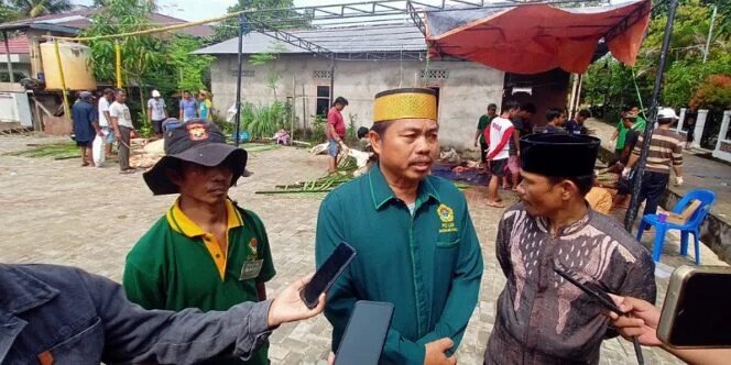 Warga PAC LDII Karang Harapan, Tarakan memasak Nasu Cemba khas Enrekang di momen Idul Adha. Foto: LINES.