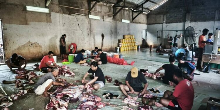 PAC LDII Pondok Labu gotong royong menyembelih kurban dan membagikan daging. Foto: LINES.