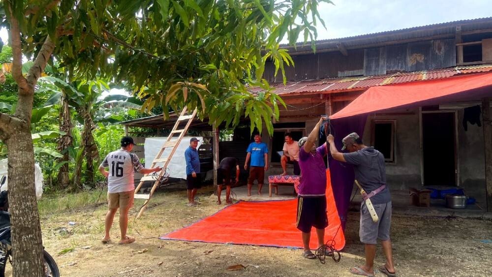 PC LDII Kecamatan Baras bersiap menyambut Hari Raya Idul Adha 1446 H dengan gotong-royong mempersiapkan area pemotongan hewan kurban. Foto: LINES.