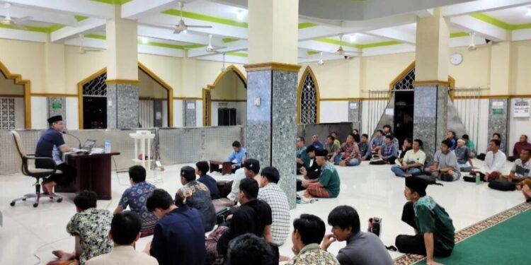 DPD LDII Bontang mengingatkan pentingnya bermedia sosial yang positif di hadapan peserta pengajian umum PC LDII Bontang Utara. Foto: LINES.