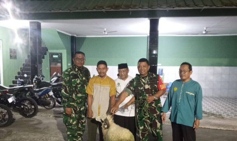 PC LDII Kecamatan Solear menerima bantuan hewan kurban berupa satu ekor kambing dari Danramil 13/BP Kapten Infanteri Triyadi. Foto: LINES.
