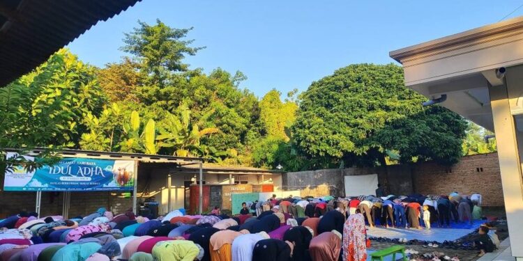 PC LDII Tarokan menggelar salat Idul Adha 1446 H pada Jumat (6/6) bertempat di Lapangan Masjid Baiturahman, Tarokan, Kabupaten Kediri. Foto: LINES.