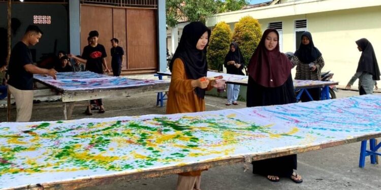 Ratusan remaja PC LDII Tanah Grogot dan sekitarnya mengikuti pelatihan membatik tradisional di Aula Barokah Tanah Grogot. Foto: LINES.