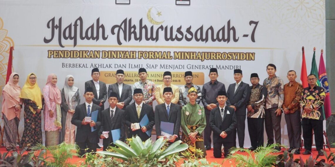 Pelepasan santri PDF Minhaajurrosyidin di Grand Ballroom Minhaajurrosyidin yang dihadiri Kepala Kantor Kemenag Jaktim H. Zulkarnain. Foto: LINES.