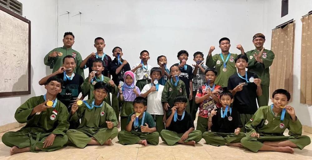 Pesilat Persinas ASAD Manokwari memperoleh 25 medali “Kejuaraan Pencak Silat Tingkat Pelajar Tahun 2025”. Foto: LINES.