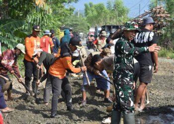 Sambut HUT Bhayangkara ke-79, Polsek dan LDII Lamasi Gelar Kerja Bakti