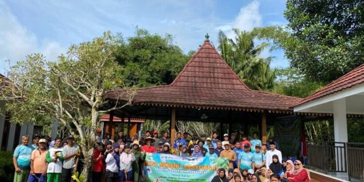 Ratusan warga Padukuhan Sangurejo, Kalurahan Wonokerto, Kapanewon Turi, Sleman, menggelar aksi bersih lingkungan. Foto: LINES.