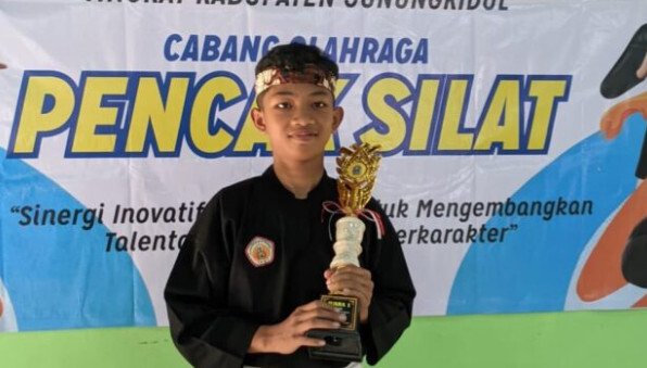 Remaja asal Padukuhan Doplang, Kalurahan Girikarto, Panggang, Juara 1 cabang pencak silat kategori jurus tunggal putra di Olimpiade Olahraga Siswa Nasional (O2SN) tingkat SMP/MTs se-Kabupaten Gunungkidul. Foto: LINES.