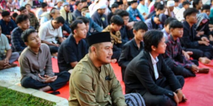 DPD LDII Kabupaten Subang melaksanakan Salat Idul Adha 1446 H bersama warga dan masyarakat sekitar di pelataran Gedung SIBS, Cilameri. Foto: LINES.