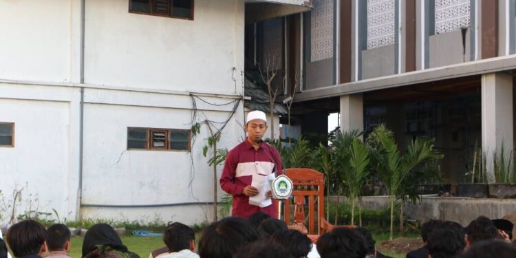 Lebih dari 400 santri dan 150 warga mengikuti salat Idul Adha 1446 H di Pondok Pesantren Millenium Alfiena Lengkong. Foto: LINES.