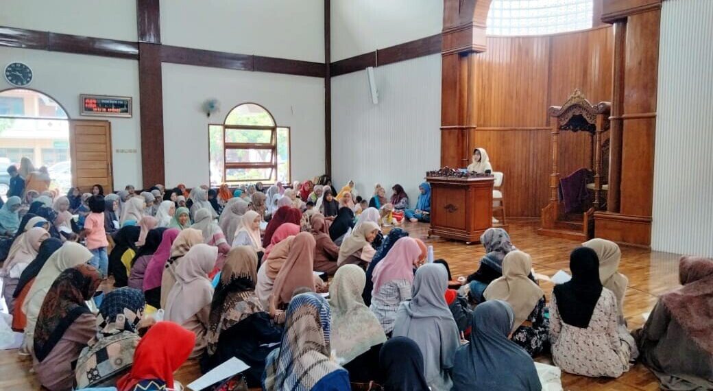 Pengurus Bagian Pemberdayaan Perempuan dan Kesejahteraan Keluarga (PPKK) DPD LDII Kabupaten Bandung menyelenggarakan kegiatan Pembekalan dan Pengajian Keputrian. Foto: LINES.