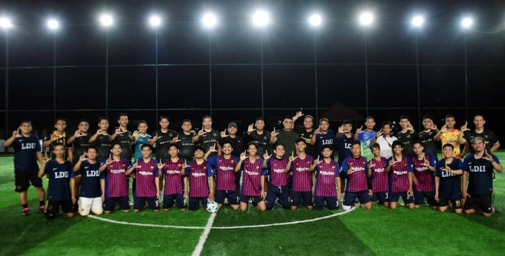 Tim sepak bola DPW LDII Sulawesi Selatan melakukan pertandingan persahabatan bersama tim sepak bola Ster Kodam XIV/Hasanuddin FC untuk menjalin sinergi. Foto: LINES.