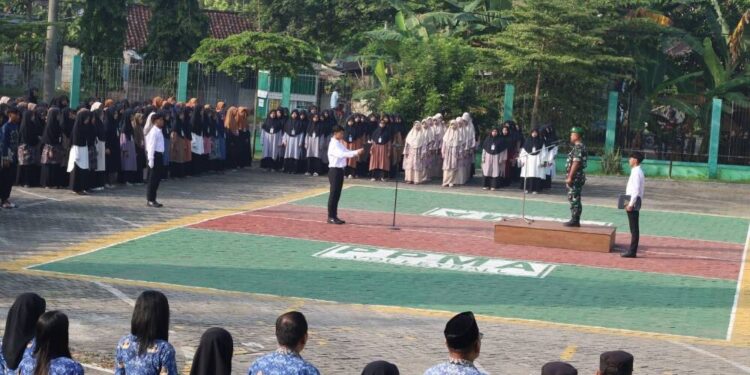 Ponpes Millenium Alfiena menggelar upacara Hari Lahir Pancasila yang dipimpin Bati Tuud Koramil Nganjuk. Foto: LINES.