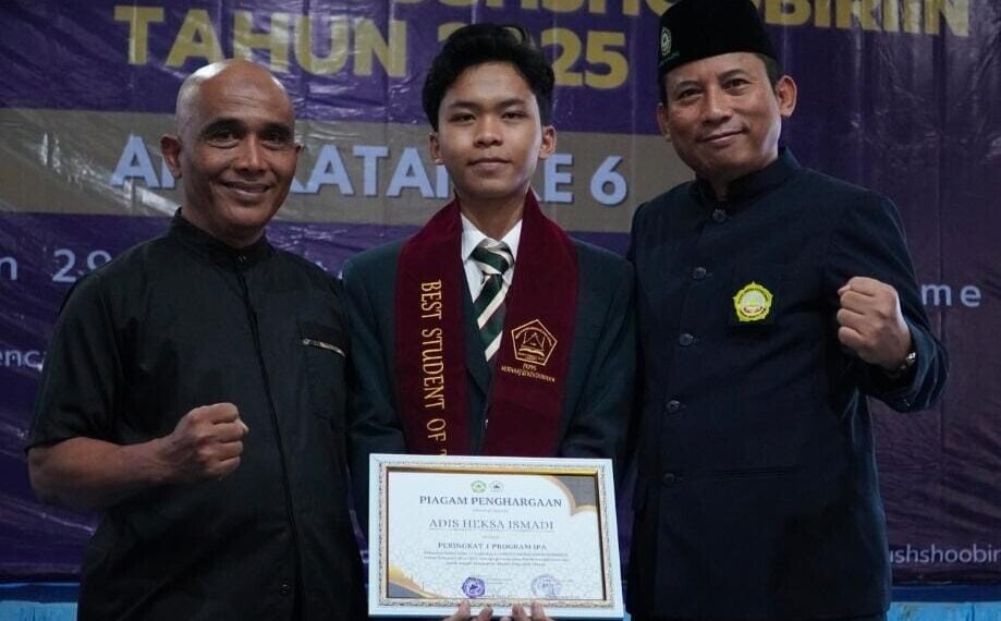 Penyerahan Piagam Penghargaan pada Best Student of The Year 2025. Foto: LINES