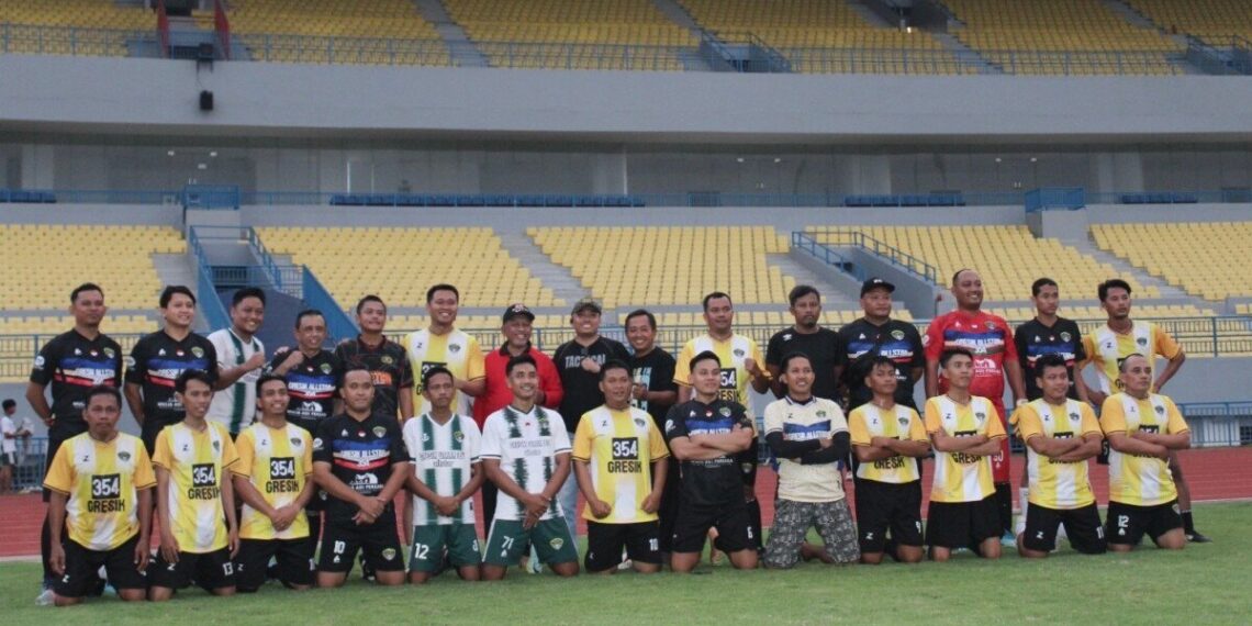 DPD LDII Kabupaten Gresik dan Polres Gresik menggelar fun futball di Stadion Gelora Joko Samudro, Selasa (28/5). Foto: LINES