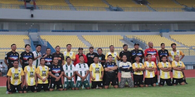 DPD LDII Kabupaten Gresik dan Polres Gresik menggelar fun futball di Stadion Gelora Joko Samudro, Selasa (28/5). Foto: LINES