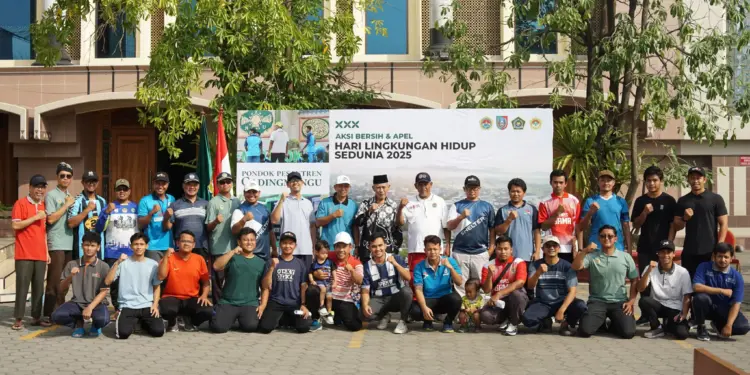 Ponpes Gadingmangu menyelenggarakan “Aksi Bersih-bersih Lingkungan dan Apel Peringatan Hari Lingkungan Hidup Sedunia”. Foto: LINES