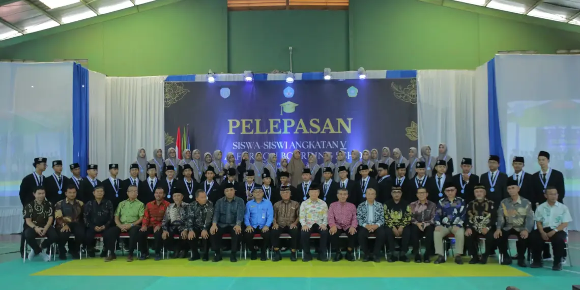 Sekolah Menengah Pertama (SMP) Al Furqon Boarding School menggelar pelepasan siswa dan siswi kelas 9 angkatan kelima. Kegiatan tersebut berlangsung di gedung aula SMP Al Furqon Boarding School, Kelurahan Cimone, Kota Tangerang, pada Sabtu (14/06). Foto: LINES