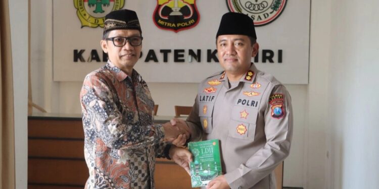 Kepala Kepolisian Resor (Kapolres) Kediri, Ajun Komisaris Besar (AKBP) Polisi Muhammad Wahyudin Latif mengunjungi DPD LDII Kabupten Kediri, bertempat di Gedung LDII Kabupaten Kediri. Foto: LINES