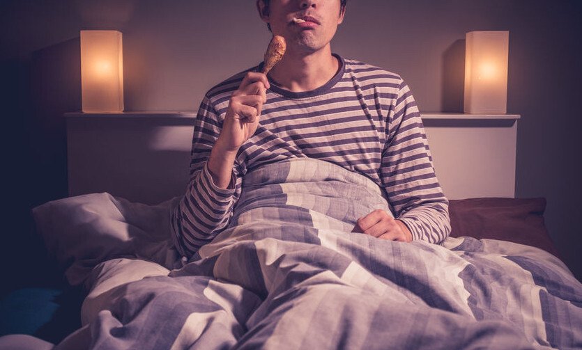 Makan sebelum tidur. Ilustrasi: LINES