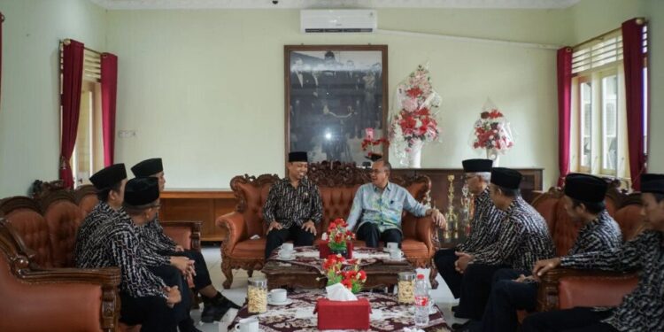 Pengurus DPD LDII Kabupaten Banyumas bersilaturahmi dengan Bupati Banyumas Sadewo Tri Lastiono, Senin (9/6), di Sasana Wilis, kompleks Rumah Dinas Bupati. Foto: LINES