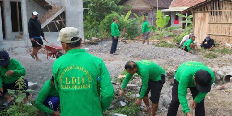 Warga LDII se-Kabupaten Sragen menggelar kerja bakti dalam rangka menyambut HUT ke-81 Kemerdekaan Republik Indonesia pada Jumat (14/8/2026). Foto: LINES