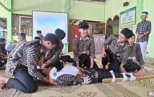 Biro Pengabdian Masyarakat DPW LDII DIY melatih sekitar 90 santri dari tiga pondok pesantren di Yogyakarta untuk menangani kegawatdaruratan dan memberikan bantuan hidup dasar. Foto: LINES