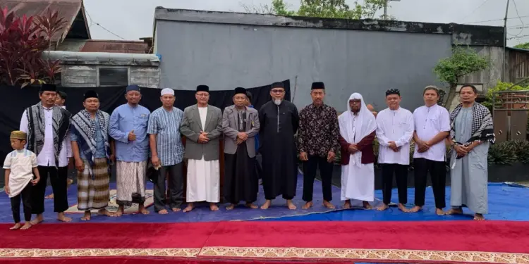 Kepala Satuan Polisi Pamong Praja (Satpol PP) Kabupaten Kutai Kartanegara Arfan Boma Pratama menyampaikan pesan Bupati Kukar mengenai ukhuwah Islamiyah dan toleransi pada momen salat Idul Adha di Masjid Hayyun Mubarak, Loa Ipuh, Tenggarong, Jum'at (6/6). Foto: LINES