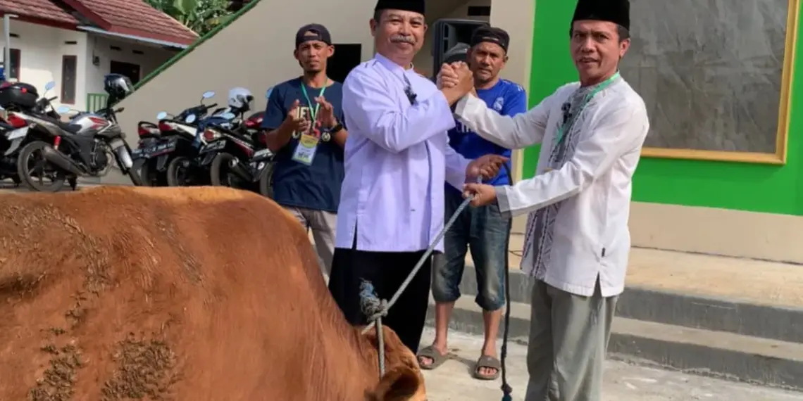 Warga Lembaga Dakwah Islam Indonesia (LDII) Kabupaten Kuningan melaksanakan Shalat Idul Adha dan penyembelihan hewan kurban pada Jumat (6/6) di lingkungan Sekretariat DPD LDII Kuningan. Foto: LINES