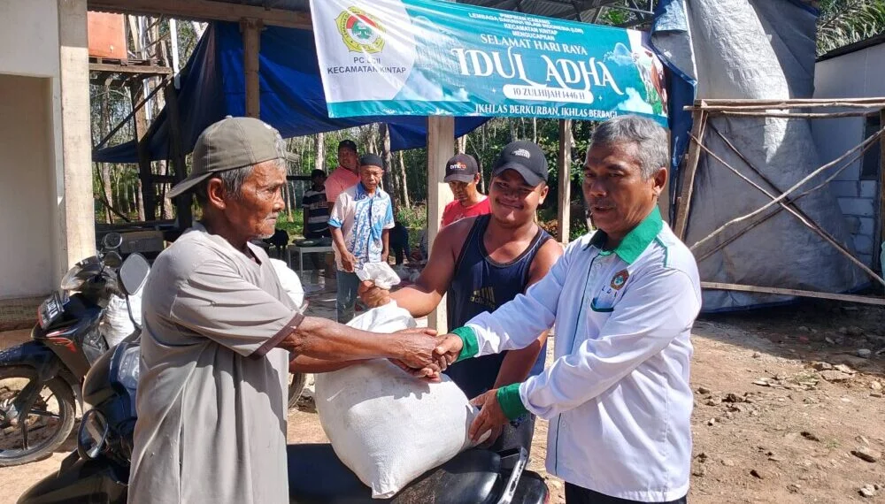 warga Lembaga Dakwah Islam Indonesia (LDII) Kabupaten Tanah Laut (Tala) Kalimantan Selatan (Kalsel) melaksanakan pemotongan hewan kurban serentak di 14 titik lokasi. Foto: LINES