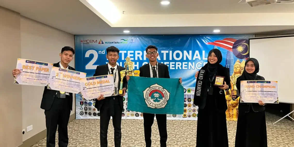 Lima santri Pondok Pesantren Mahasiswa Al-Hikmah Semarang yang berada di bawah naungan DPW LDII Jawa Tengah, berhasil mengharumkan nama Indonesia di ajang International Youth Conference (IYC) yang diselenggarakan pada 19-20 Mei 2025 di Kuala Lumpur, Malaysia. Foto: LINES