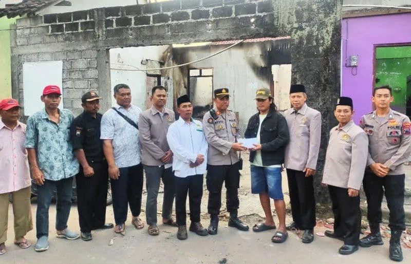 LDII Kabupaten Klaten bersama Polsek Prambanan memberikan bantuan terhadap warga terdampak kebakaran yang terjadi di Dukuh Dengok Kulon, Desa Kebondalem Lor, Kecamatan Prambanan. Foto: LINES