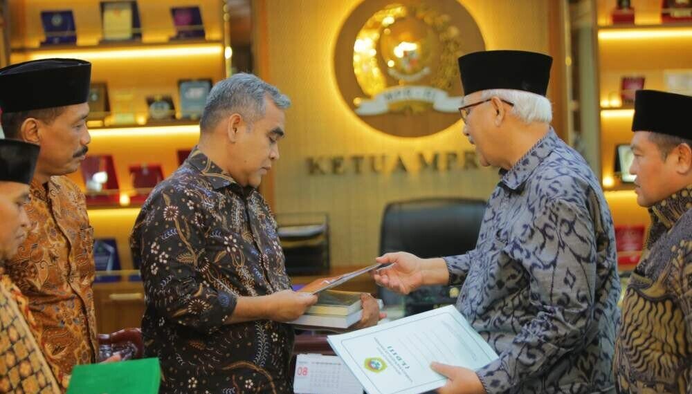 Ketua MPR RI Ahmad Muzani menerima kehadiran DPP LDII dan membahas mengenai Sekolah Virtual Kebangsaan. Foto: LINES.