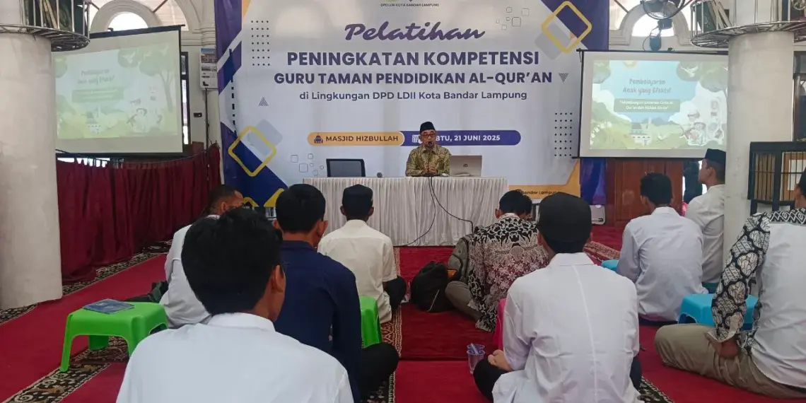ebanyak 250 guru TPA/TPQ dari berbagai wilayah di Kota Bandar Lampung mengikuti “Pelatihan Peningkatan Kompetensi Guru TPA”, yang digelar DPD LDII Kota Bandar Lampung pada Sabtu (21/6) di Masjid Hisbullah, Labuhan Dalam, Bandar Lampung, Lampung. Foto: LINES