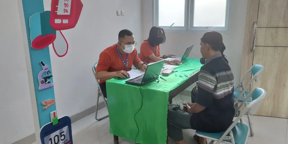 Upaya mewujudkan masyarakat yang peduli kesehatan terus digalakkan. Kali ini, Pengurus Anak Cabang (PAC) LDII Sadang Serang, Bandung, Jawa Barat bekerja sama dengan Puskesmas Puter. Foto: LINES