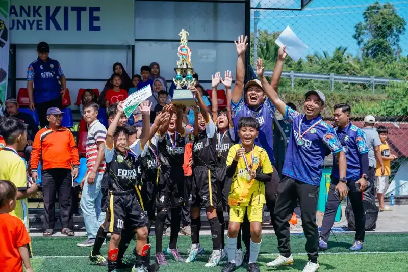 Forum Sepak Bola Generasi Indonesia (FORSGI) Kabupaten Ketapang Kalimantan Barat menggelar turnamen sepak bola usia dini kategori U-10 dan U-12 pada Sabtu (12/7). Foto: LINES