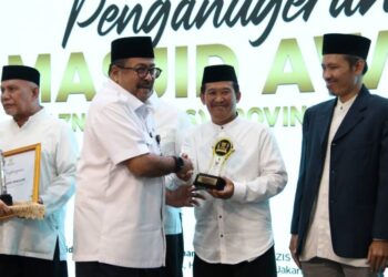 Wagub Rano Karno Serahkan Penghargaan Masjid Ramah Pemuda pada Masjid Baitul Fattah