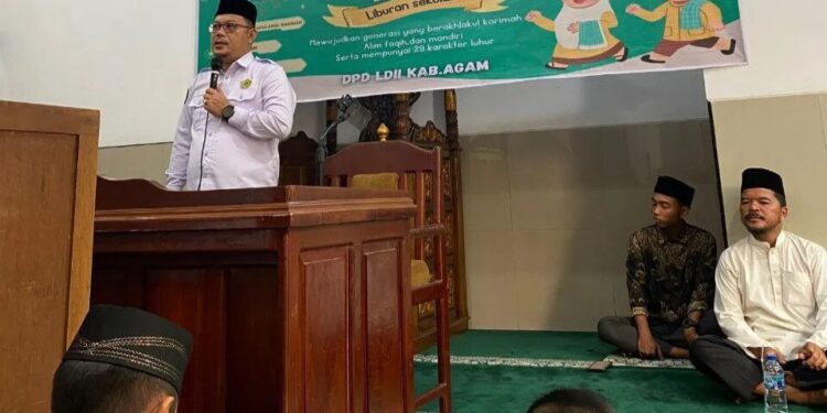 Kepala Kemenag Agam, Thomas Febria membuka pesantren kilat liburan sekolah yang diselenggarakan DPD LDII Kabupaten Agam. Foto: LINES.