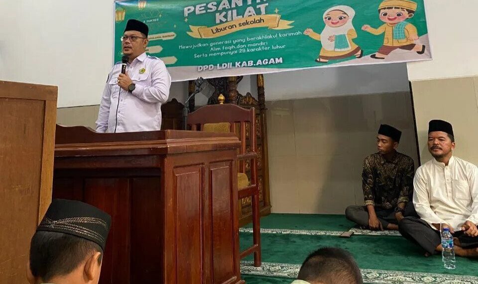 Kepala Kemenag Agam, Thomas Febria membuka pesantren kilat liburan sekolah yang diselenggarakan DPD LDII Kabupaten Agam. Foto: LINES.