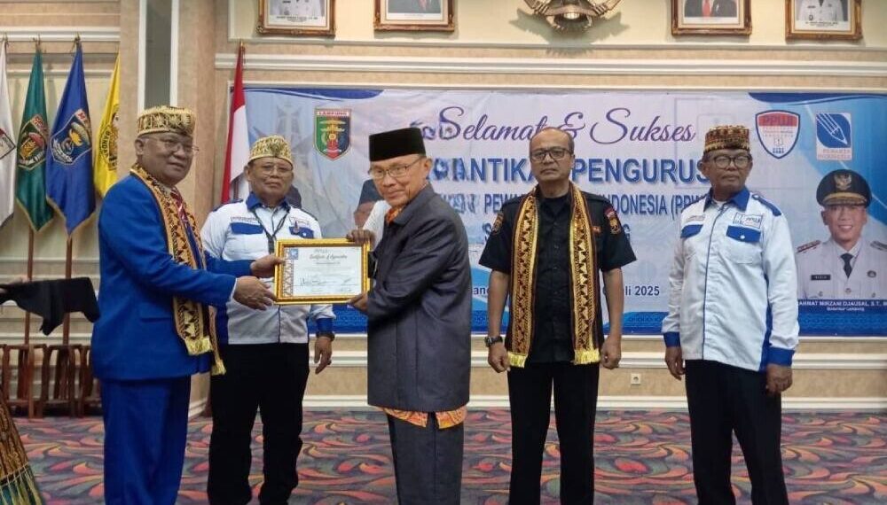 DPD Persatuan Pewarta Warga Indonesia (PPWI) Provinsi Lampung memberikan penghargaan kepada LDII Lampung atas jurnalisme warga positif. Foto: LINES.