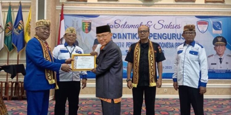 DPD Persatuan Pewarta Warga Indonesia (PPWI) Provinsi Lampung memberikan penghargaan kepada LDII Lampung atas jurnalisme warga positif. Foto: LINES.